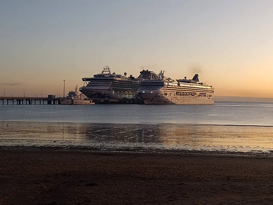 Dos Cruceros en el Muelle Piedra Buena