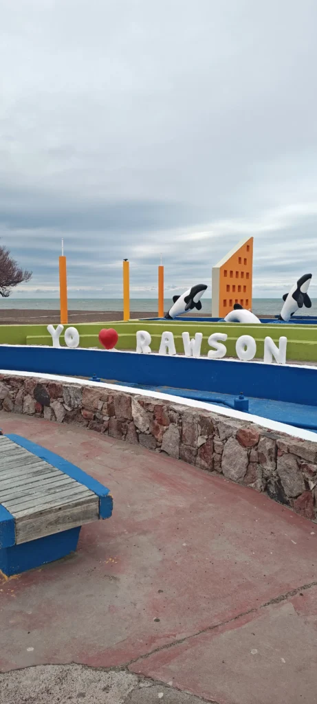 YO ❤️ RAWSON" sign on the seafront with toninas sculptures and an ocean view in Chubut, Patagonia