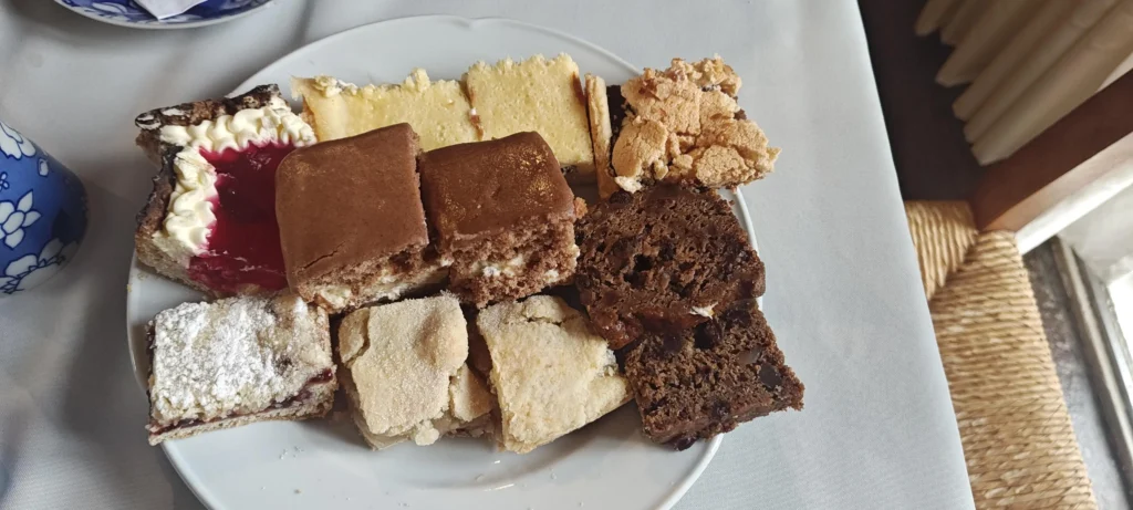 Plato con variedad de porciones de torta galesa tradicional en una casa de té en Gaiman, Chubut