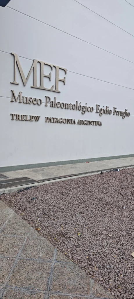 Fachada de entrada al Museo Paleontológico Egidio Feruglio MEF en Trelew
