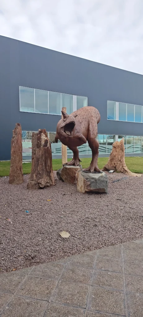 Réplicas de dinosaurios carnívoros en el exterior del Museo Paleontológico Egidio Feruglio MEF en Trelew, Patagonia